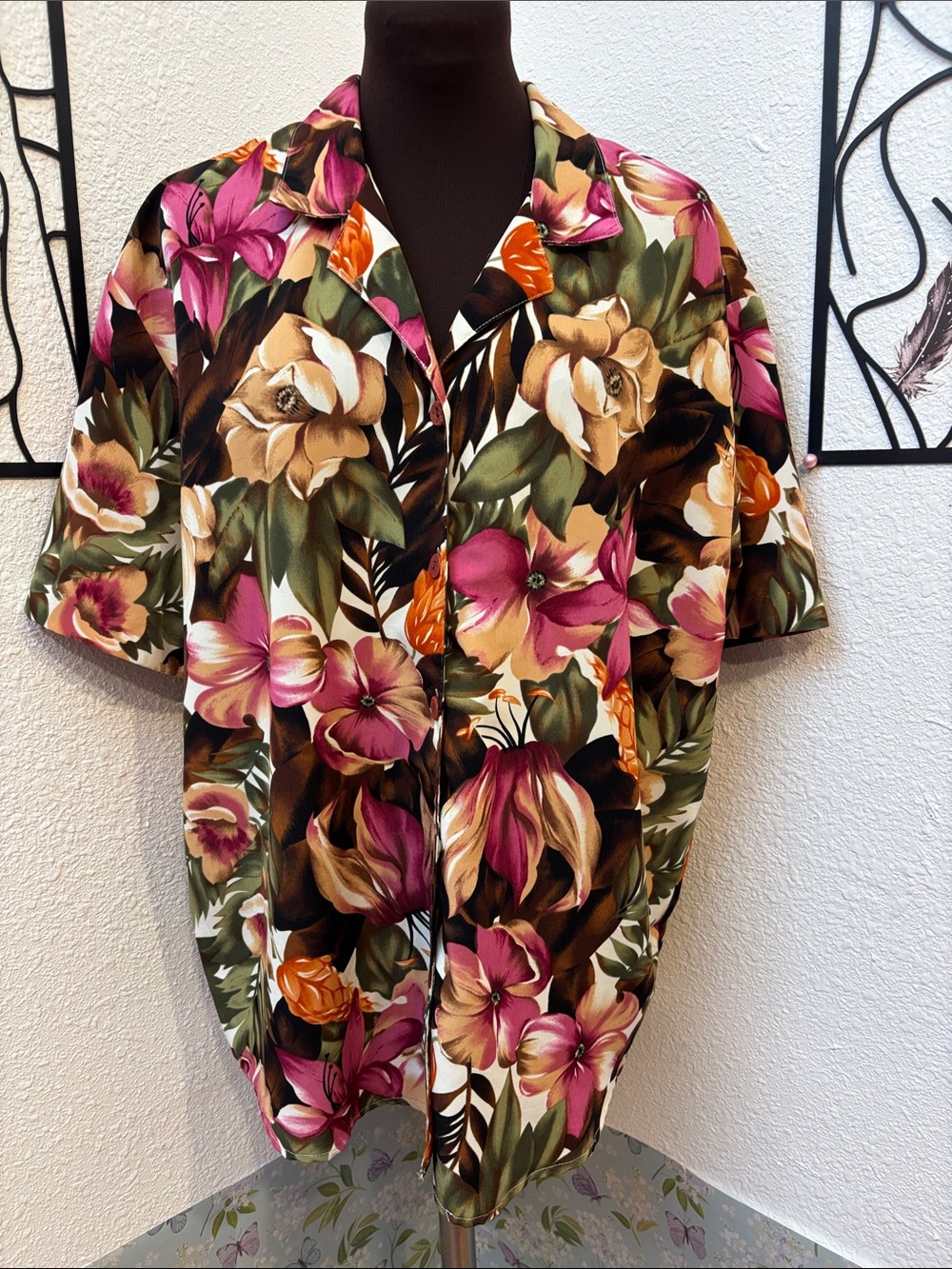 Vintage 1990’s Teddi brown and pink floral short sleeve top. Size L.